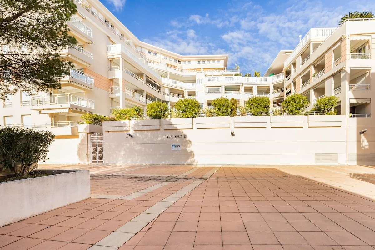 Port Azur Cannes - interior view 3